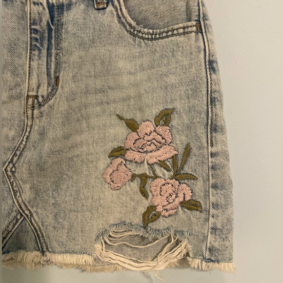 Hollister Light Wash Ripped Jean Skirt With Pink Floral Embroidery🌸🌷 - Picture 4 of 8